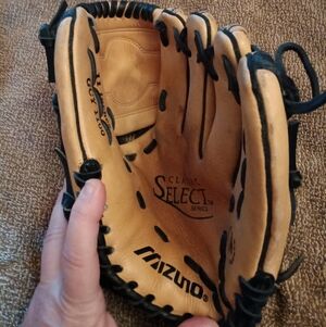 Mizuno Classic Select Tan and Black Glove